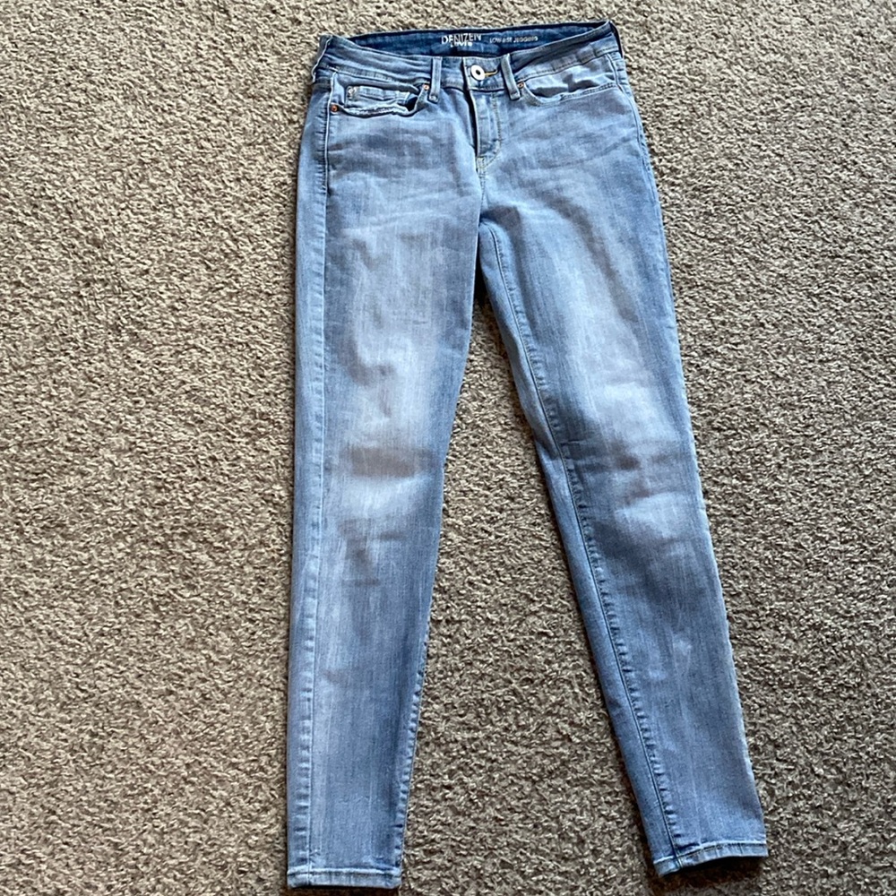 Denizen Levi’s low rise jegging.